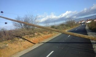 Bien shtyllat elektrike në rrugën Shirokë – Leshan