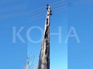 Shtylla elektrike të improvizuara e të kalbura në Ramoc të Gjakovës [foto]