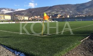 Futbolli në terrenin e rrezikshëm për shëndetin e lojtarëve