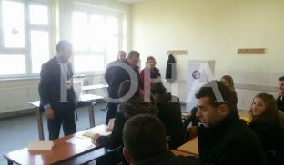 PDK: Militantë të AKR-së pa ID po sillen si komisionerë
