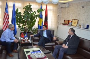  Mërgimtari nga Holanda sjell edhe 500 kompjuterë për shkollat e Mitrovicës