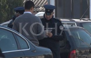 Policia me aksion liron trotuaret në Prizren