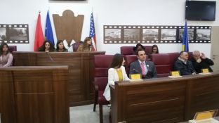 Ambasadori O’Connell promovon në Gjilan projektin digjital të librave për të verbrit
