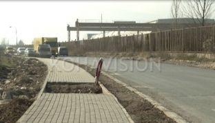 Rruga në Ferizaj që s’po kryhet as pas një viti punë e 3.3 milionë eurosh investim [video]