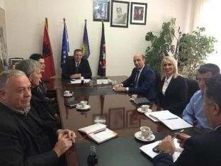 Prizreni dhe Suhareka përkrahin proceset në shërbimin civil