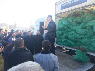 Pesëdhjetë fermerë ferizajas marrin fidanë mjedre “me kancer”