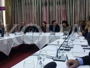 Shqiptarë e serbë, të pakënaqur me dialogun Kosovë-Serbi