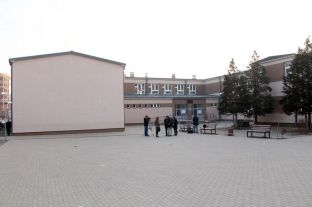 Kombi me flamur partiak në oborr të shkollës në Drenas [foto]