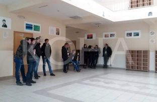 Rreth 30 personave nuk po u lejohet të votojnë – dyshohet të kenë votuar më herët