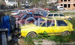 Interesim minimal në ankandin e Pejës për 65 vetura të konfiskuara