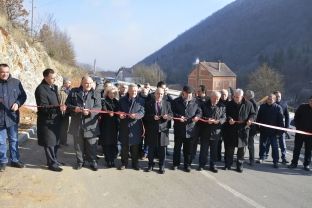 Zharku dhe Sfarqa përuruan tre projekte infrastrukturore në komunën e Ferizajt