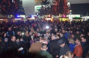 Në Mitrovicë u përurua hapësira festive për fundvit