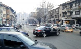 Kaos në komunikacion në rrugët qendrore të Pejës