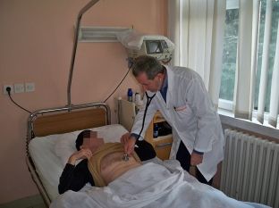 Spitali i Pejës rrezikon të mbetet pa mjekë