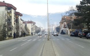 Banorët e 3 lagjeve me peticion kërkojnë masa mbrojtëse në rrugë