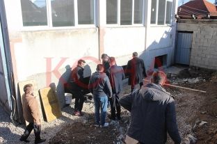 Bodrumi shndërrohet në kabinete mësimi
