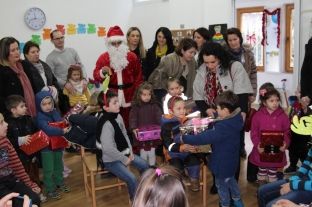 Komuna e Gjilanit ndan dhurata për fëmijët me nevoja të veçanta