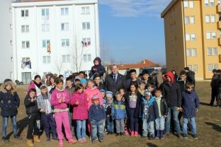 Lladrovci shpërndan dhurata për fëmijët në ndihmë sociale