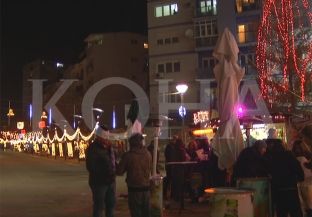  Këndej murit në Mitrovicë, festë me fishekzjarrë, këndë e valle – andej qetësi [video]