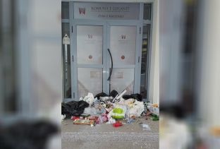 VV kritika Hazirit për papastërtinë në Gjilan, bllokon derën e komunës me bërllok