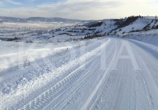 Banorët e katër fshatrave të Kamenicës të izoluar nga bora [video]