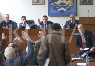  Zona që synohet të gjelbërohet përplas asamblistët e Vushtrrisë [video]