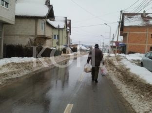 Komuna e Ferizajt dështon ta largojë borën nga trotuaret