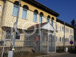 Burgu ndërmjet pedanterisë e “zhurmës”