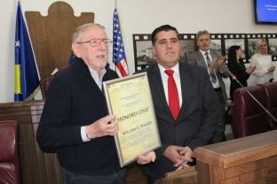 Ish-ambasadori Walker i dha shpresë luftës në Kosovë