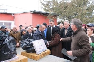 Lladrovci me Abrashin shpërndajnë 100 pako me veshmbathje për familjet në nevojë