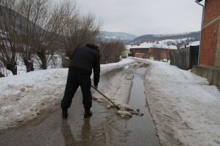 Qytetarët e Krilevës largojnë vetë borën, ankohen se komuna s’u doli në ndihmë