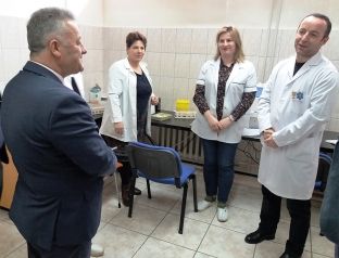 Stafi i QKMF-së në Ferizaj ankohet për laboratorin jofunksional