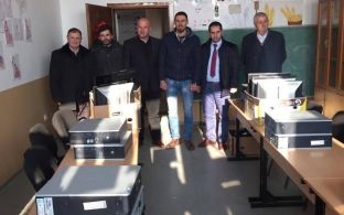 Mërgimtari pajisë me kompjuterë shkollën e Carrallukës së Malishevës