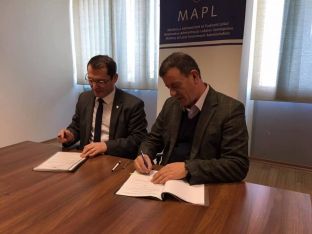 Nënshkruhet marrëveshja për renovimin e rrugës kryesore në Babimoc dhe rruga Dituria