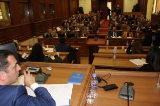Monitoruesit kritikojnë kuvendin për shpërfillje të kërkesave të MAPL-së
