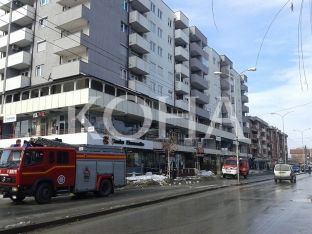 Zjarrfikësit pastrojnë borën në pullazet e shkollave në Lipjan