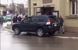 “Braktiset” vetura e kryetarit të Podujevës, Agim Veliu [video]