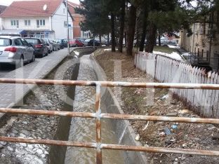 Përroska e fshatit Pozheran - problem për tokat bujqësore
