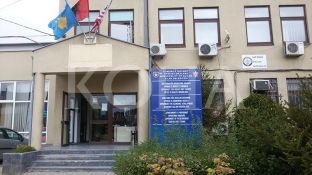 Suspendimet e zyrtarëve të dyshuar për korrupsion në Gjilan lënë bosh disa pozita